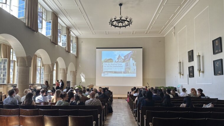 Präsentation der Absolventinnen im großen Saal