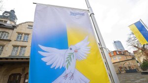 Fahne Friedenstaube Ukraine Krieg