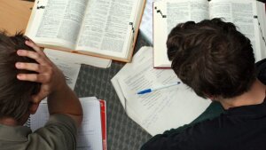 Symbolbild Sudenten Universitäten Bücher Lernen