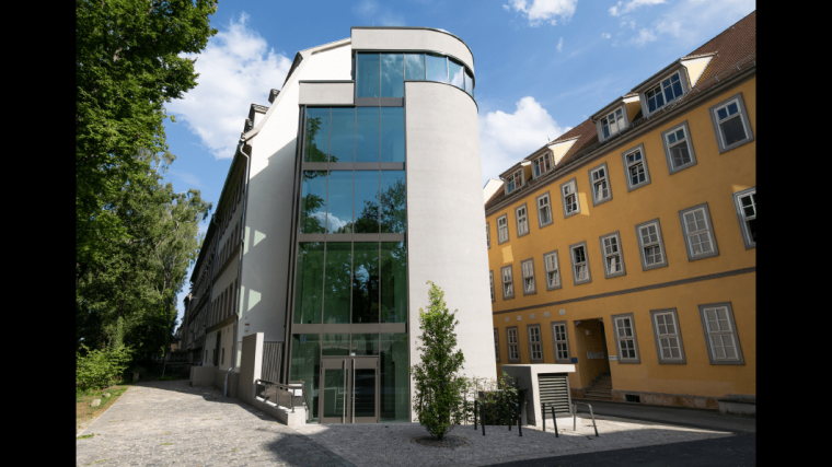 Das Institut für Altertumswissenschaften am Fürstengraben 25, fotografiert vom Fürstengraben 27 aus.