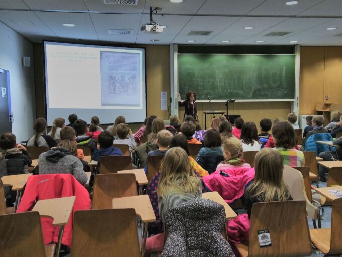 Am 1. Dezember 2017 bot der Lehrstuhl für Mittellatein und Neulatein im Rahmen der KinderUni einen Vortrag zur Paläographie und Handschriftenkunde an.