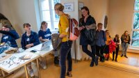 Menschen am Empfang