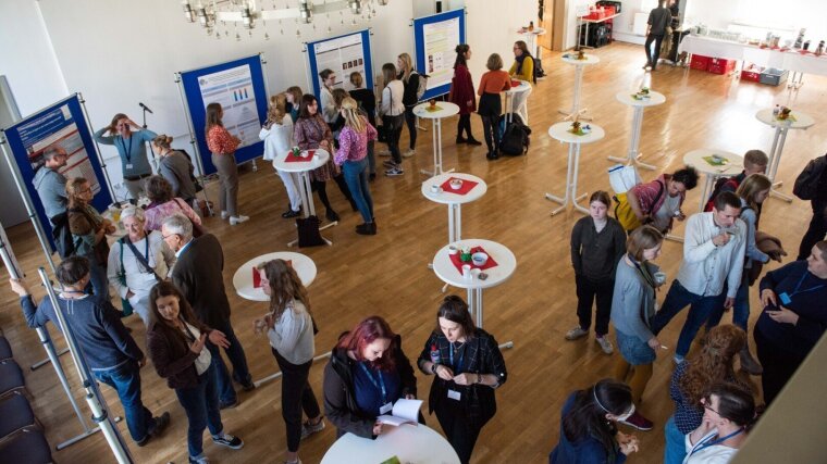 Blick von oben auf eine Postersession bei einer Tagung