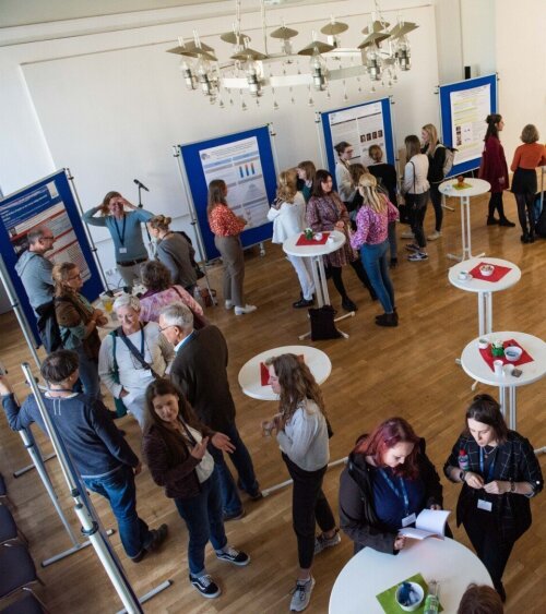 Blick von oben auf eine Postersession bei einer Tagung