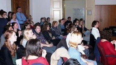 Ein mit Menschen gefüllter Raum