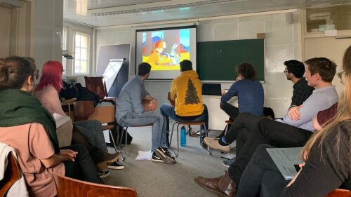 Seminargruppe blickt zur Leinwand