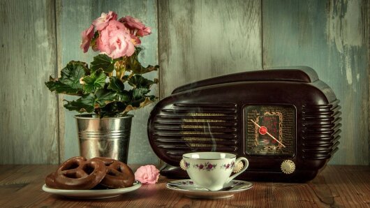 Ein altes Radio auf einer Anrichte