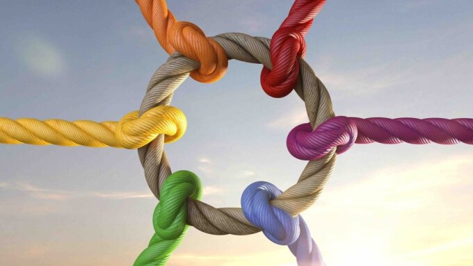 Farbige Seile sind mit einem kreisrunden Seil verbunden
