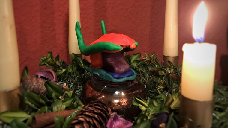 Zunge aus Knete im Adventskranz