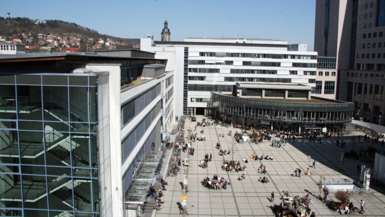 Studentenleben auf dem Campus der Friedrich-Schiller-Universität  Blick von oben in Richtung  Mensa, im Hintergrund ist der Landgrafen von Jena zu sehen.  Aufgenommen am 07.04.2010.