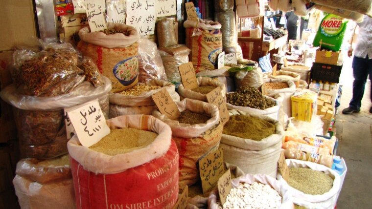 Gewürzauslage auf Markt in Sidon