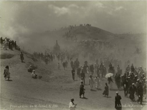 Abdullah Frères (tätig zwischen 1858-1899): Kairo, Pilgerkarawane, vor 1890, signiert und beschriftet: "Abdullah Frères", "Procession de Mahmel No. 330", Albuminpapierabzug 22,5 x 19,2 cm, InvNr. 0220.1. Die Armenier Hovsep, Vichen und Kevork Abdullah betrieben sehr erfolgreich ein Fotostudio in Istanbul und traten1862 als Hoffotografen in die Dienste des osmanischen Sultans. Der fotobegeisterte Sultan Abd al-Hamid II. vergab an sie den Auftrag, eine umfassende Fotodokumentation seines gesamten Reiches zu erstellen. Die hier gezeigte Aufnahme thematisiert die Abreise der Pilgerkarawane von Kairo nach Mekka. In der Bildmitte der Mahmal, der Prozessionsschrein, der das Zentrum der Karawane bildet.