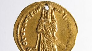 Dinar aus Damaskus mit dem Bildnis des Kalifen ʿAbd al-Malik aus dem Jahr 77 H. / 696 n. Chr. (Avers)