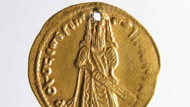Dinar aus Damaskus mit dem Bildnis des Kalifen ʿAbd al-Malik aus dem Jahr 77 H. / 696 n. Chr. (Avers)