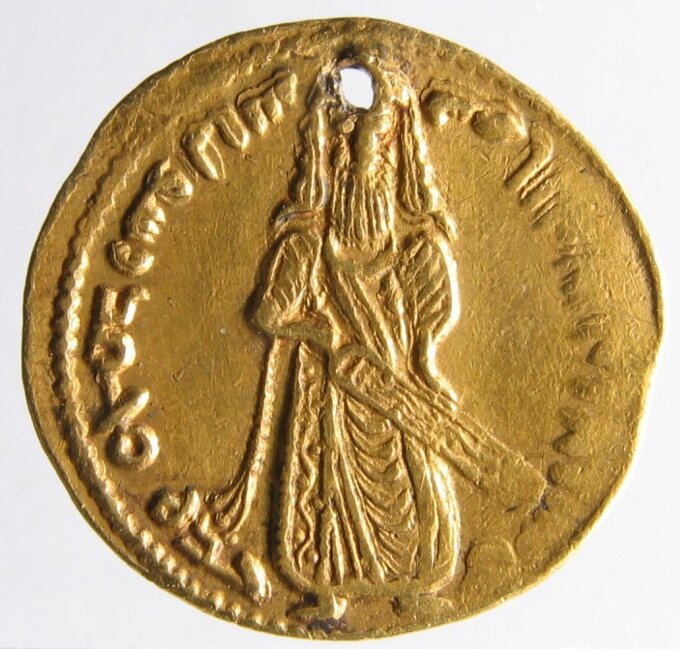 Dinar aus Damaskus mit dem Bildnis des Kalifen ʿAbd al-Malik aus dem Jahr 77 H. / 696 n. Chr. (Avers)