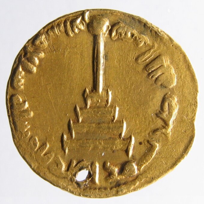 Dinar aus Damaskus mit dem Bildnis des Kalifen ʿAbd al-Malik aus dem Jahr 77 H. / 696 n. Chr. (Revers)