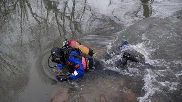 Forschungstaucher der Bayerischen Gesellschaft für Unterwasserarchäologie in der Fränkischen Saale. Ihre Suche galt möglichen Furtenbereichen, Bauhölzern und Einzelfunden.