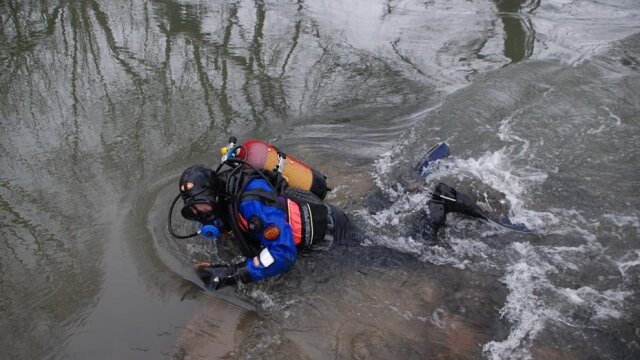 Forschungstaucher der Bayerischen Gesellschaft für Unterwasserarchäologie in der Fränkischen Saale. Ihre Suche galt möglichen Furtenbereichen, Bauhölzern und Einzelfunden.