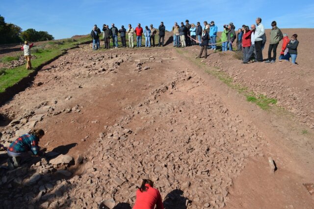 Umfassungsmauer und Wegpflaster in der Südecke der Anlage auf dem Veitsberg