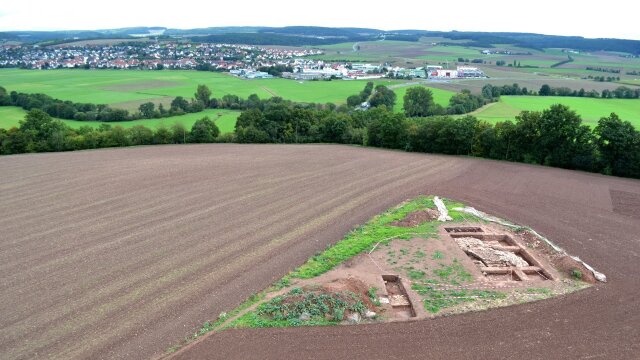 Die ersten Flächen auf dem Veitsberg in der Westecke mit Umfassungsmauer und Rundturm. Im Hintergrund das Saaletal und das Dorf Salz.