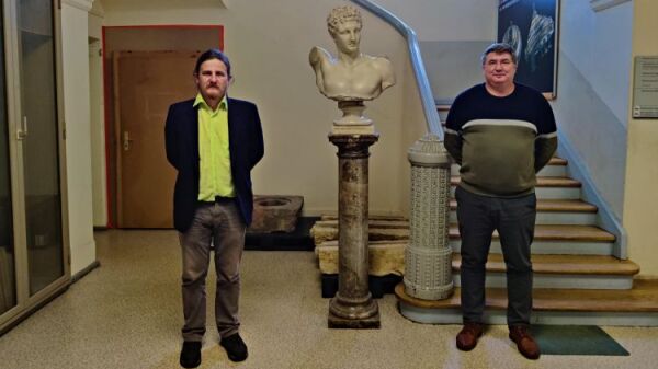 Der Lehrstuhl für Ur- und Frühgeschichte heißt die moldauischen Gäste Dr. Aurel Zanoci (re.) und Victor Dulgher (li.) herzlich willkommen.