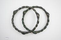 Original und Replik eines bronzenen Maskenarmringes