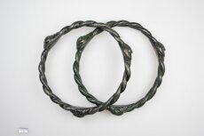 Original und Replik eines bronzenen Maskenarmringes