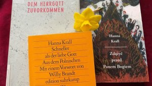 Buchrücken und eine Osterblume