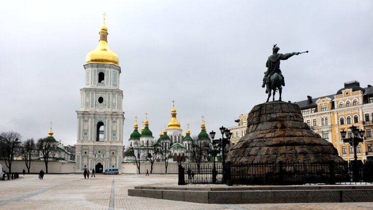 Der Kiewer Sophienplatz (ukr. Софійська площа, russ. Софийская площадь)