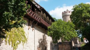 Haus auf der Mauer