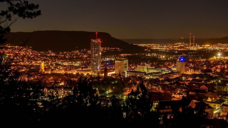 Nachtansicht der warm erleuchteten Großstadt