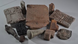 Keilschrifttafeln, Tonnägel, Ziegelstempel und andere Objekte aus der "Frau Professor Hilprecht Collection of Babylonian Antiquities" Jena