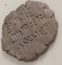 Moist clay has pros and cons: easy error correction, bur hardly evitable imprinting technique