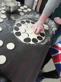 Cutting out the dough pieces